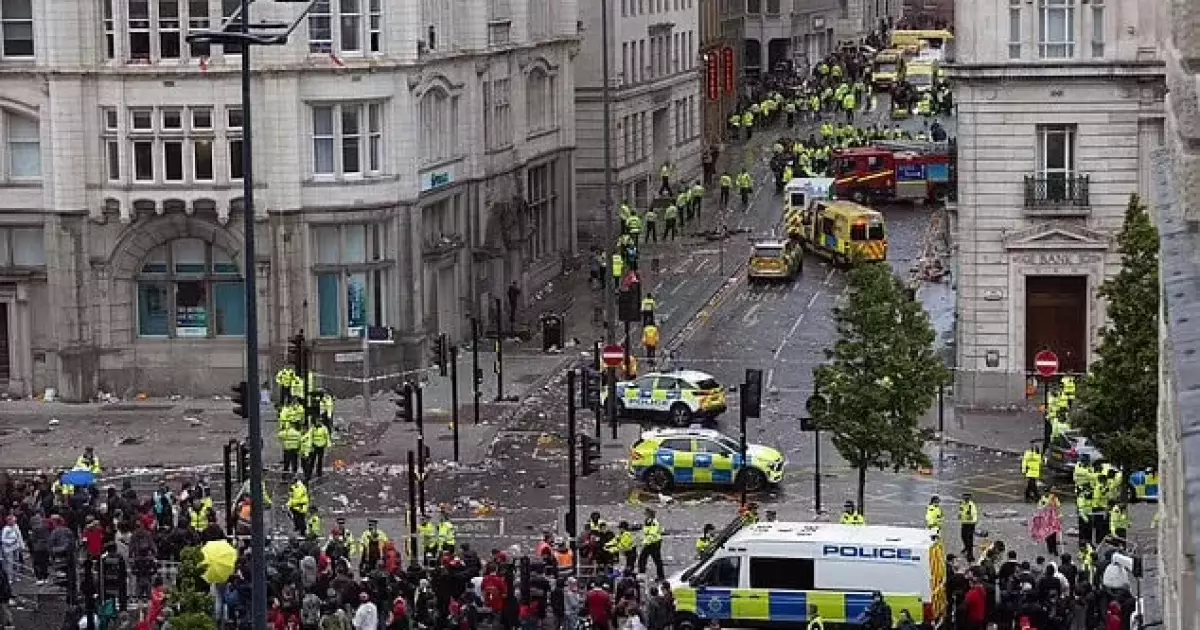 Авто в'їхало в натовп на параді Ліверпуля: подробиці