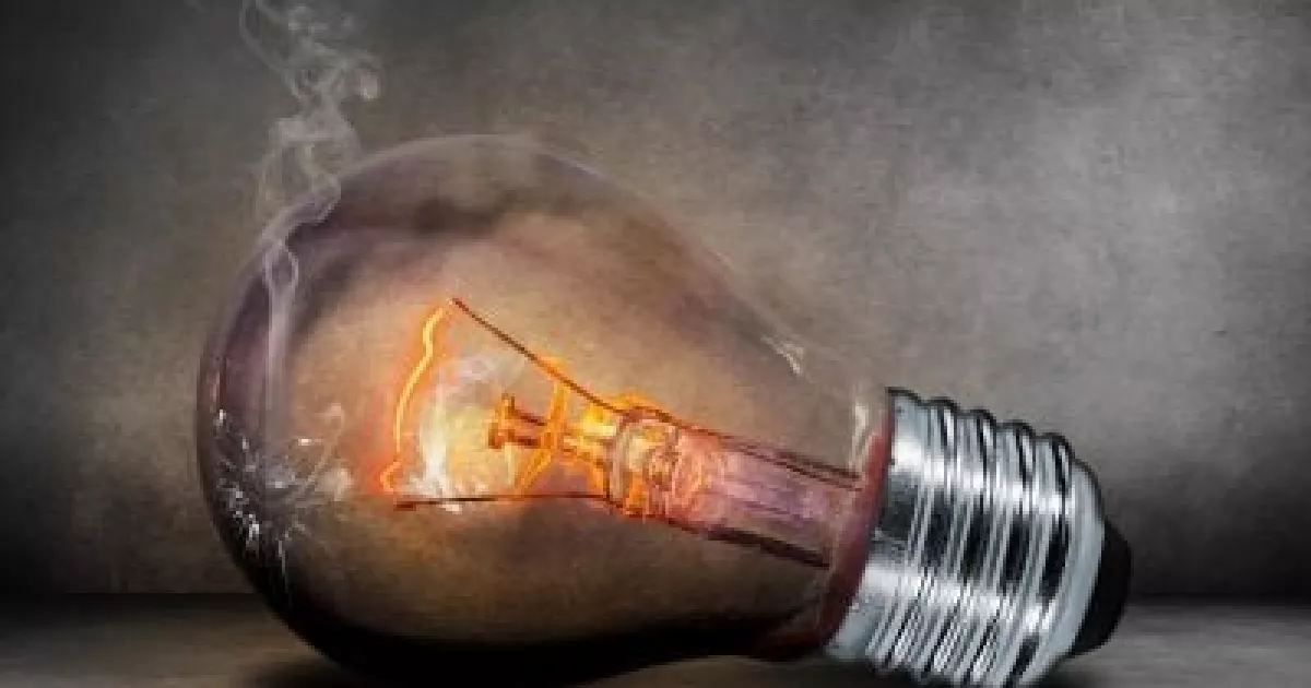 Через атаки та негоду Україну накрили відключення світла: де ситуація складна