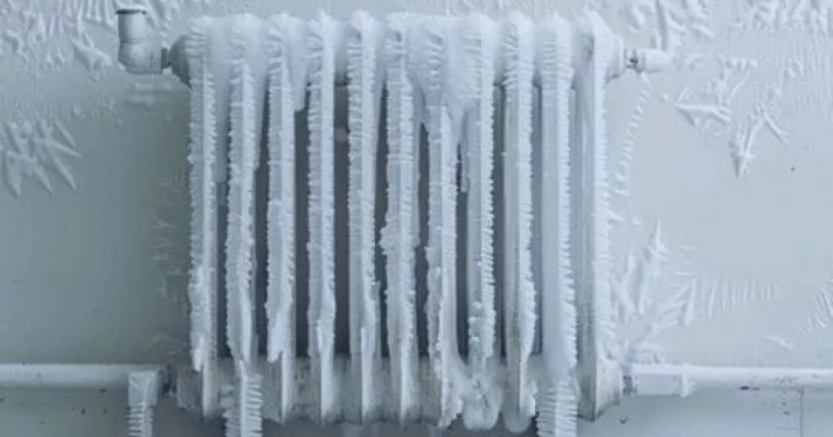 Київ замерзає: сотні будинків без тепла у лютий мороз, стався транспортний колапс