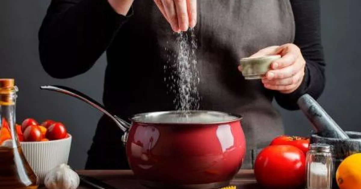 Коли й скільки солі додавати: як правильно солити борщ, суп з курки та яловичини — поради шефа