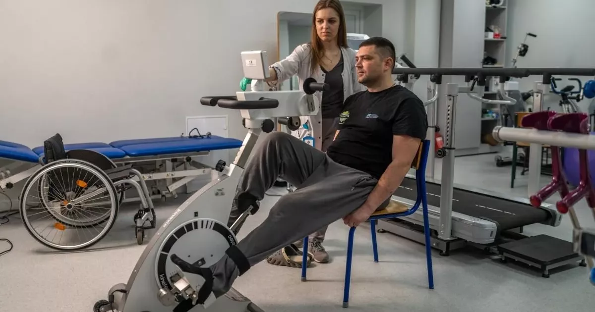 Ужгород: міська лікарня отримала сучасне реабілітаційне обладнання — як це допоможе пацієнтам із порушеннями опорно-рухового апарату