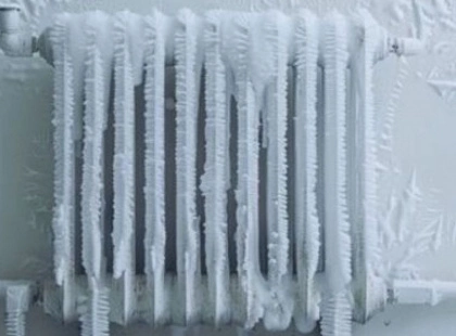 Київ замерзає: сотні будинків без тепла у лютий мороз, стався транспортний колапс