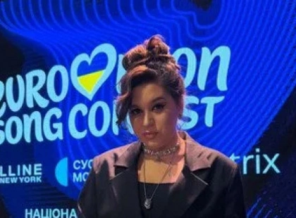 Вдова ADAM вперше після смерті артиста вийшла на сцену й зворушливо забрала нагороду: "Мішо, ти тут?"