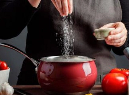 Коли й скільки солі додавати: як правильно солити борщ, суп з курки та яловичини — поради шефа