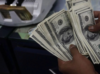 Коли українцям вигідніше купувати долари та євро — поради фінансистів