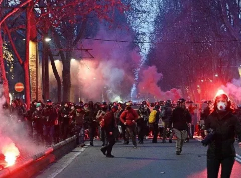 Заворушення у Турині: понад 100 поліцейських постраждали під час протестів (фото)