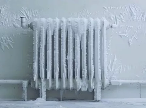 Київ замерзає: сотні будинків без тепла у лютий мороз, стався транспортний колапс