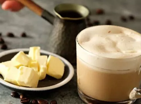 Бариста не хочуть, щоб ви знали: чому в каву додають вершкове масло і як це повністю змінює смак