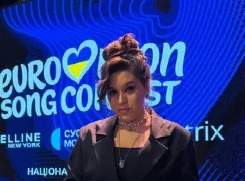 Вдова ADAM вперше після смерті артиста вийшла на сцену й зворушливо забрала нагороду: "Мішо, ти тут?"