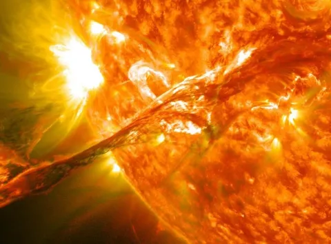 Рекордний спалах на Сонці: вчені попередили про можливі проблеми зі зв’язком та полярні сяйва