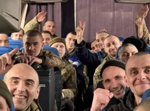 Тепло зустріли: "Укрзалізниця" доправила додому 116 звільнених із російського полону