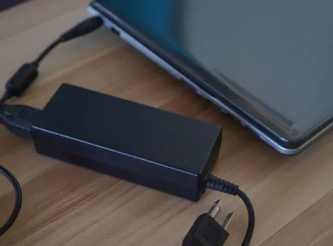 Ви вбиваєте батарею ноутбука щодня: ось як заряджати його правильно