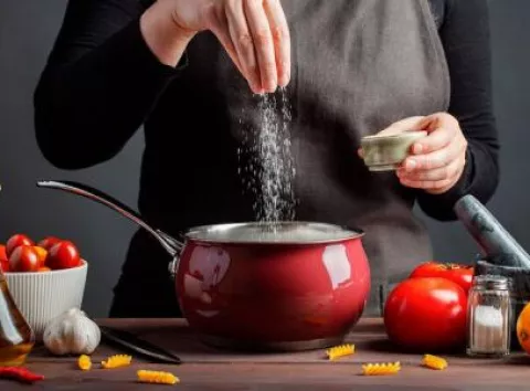 Коли й скільки солі додавати: як правильно солити борщ, суп з курки та яловичини — поради шефа
