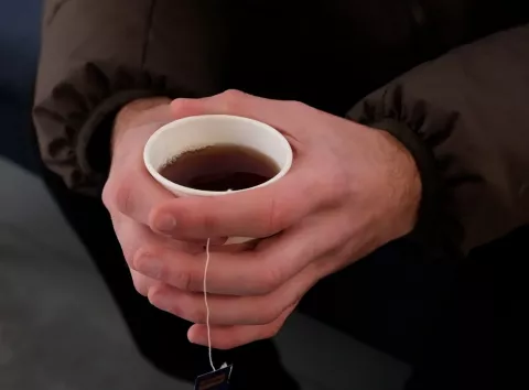 25 тисяч порцій чаю для Пунктів незламності: у Броварах містяни отримали допомогу від компанії «Мономах»