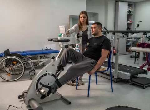 Ужгород: міська лікарня отримала сучасне реабілітаційне обладнання — як це допоможе пацієнтам із порушеннями опорно-рухового апарату