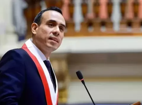 Таємні зустрічі, скандал і відставка: в одній із країн президент протримався на посаді чотири місяці