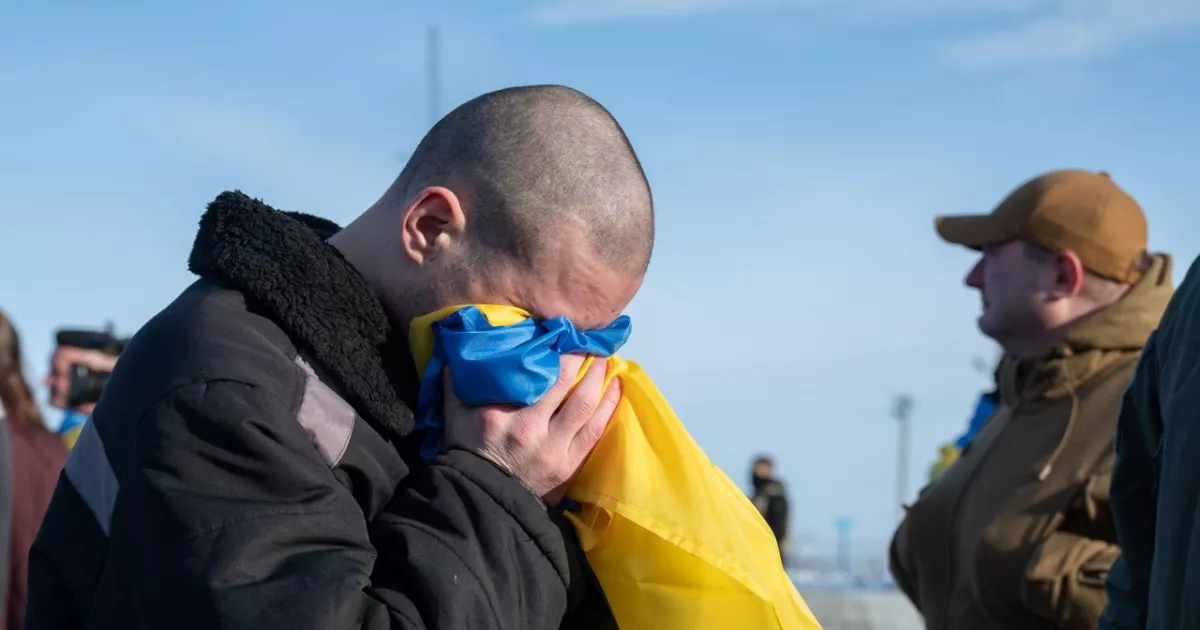 «Ура, люди! Ваня вдома» — батько дізнався про повернення сина з полону: щемливі кадри