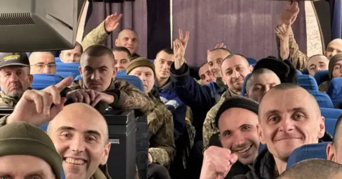 Тепло зустріли: "Укрзалізниця" доправила додому 116 звільнених із російського полону