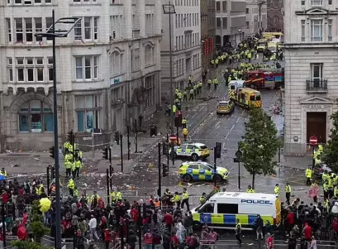 Авто в'їхало в натовп на параді Ліверпуля: подробиці